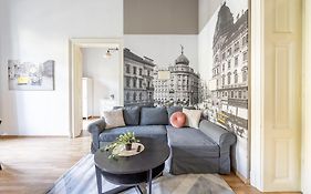 Cozy & Nostalgic Budapest Style Apartment In The Center